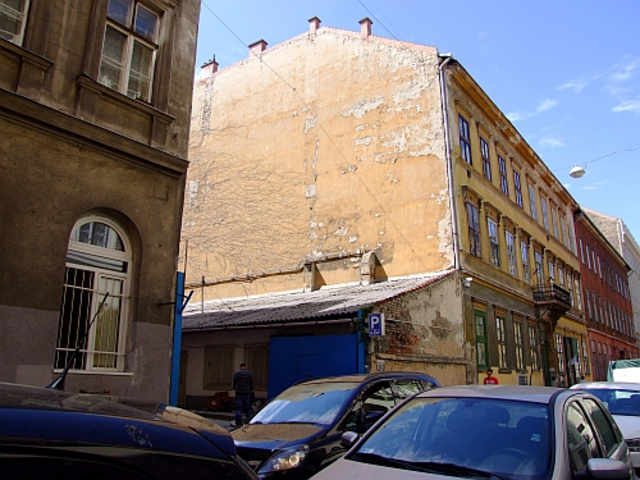 Csányi utca 6. - parkoló