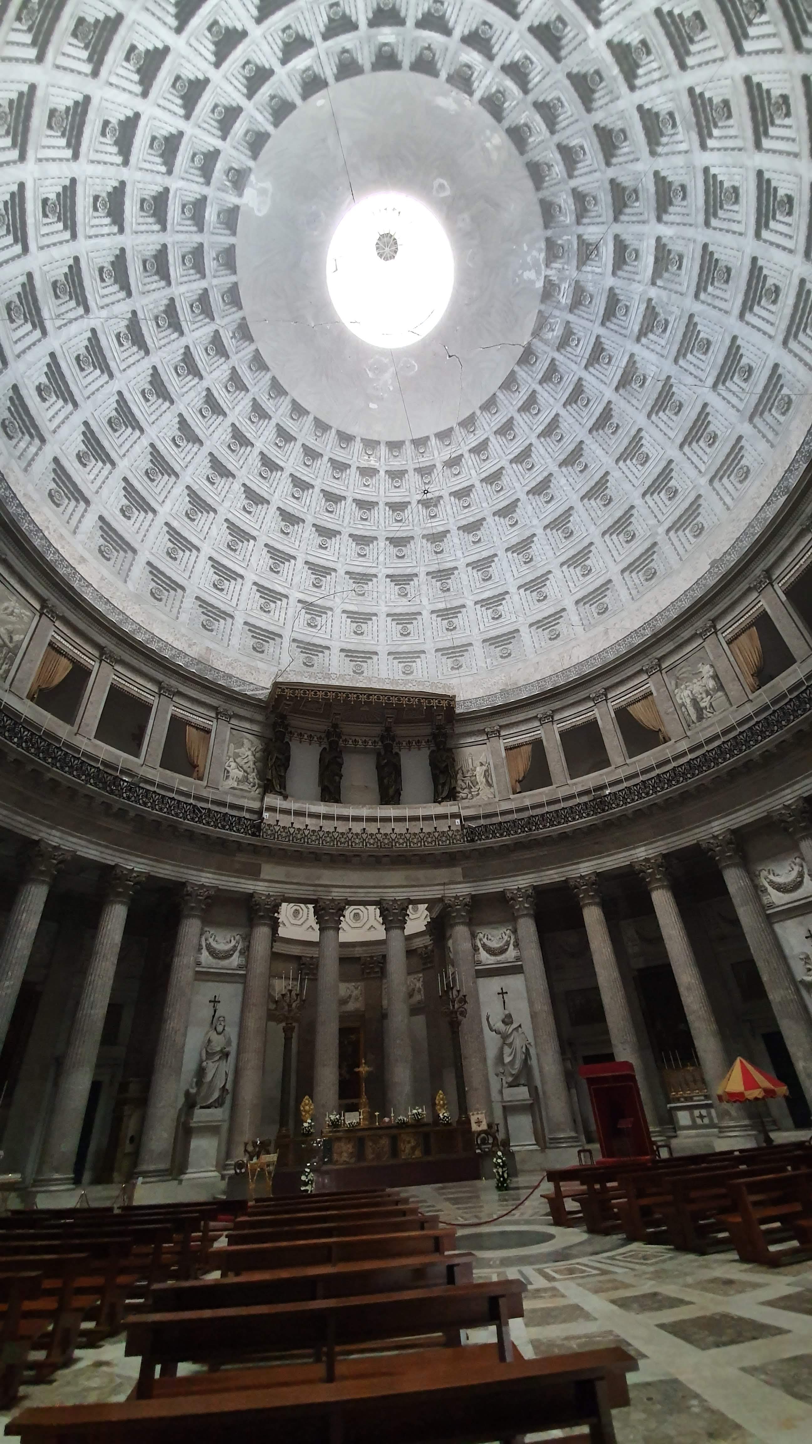 Belsejében is igyekeztek a római Pantheont utánozni. Körben szobrok díszítik. Figyelemre méltó a főoltár, amely barokk stílusú, lapis lazulival és jáspisokkal van díszítve.