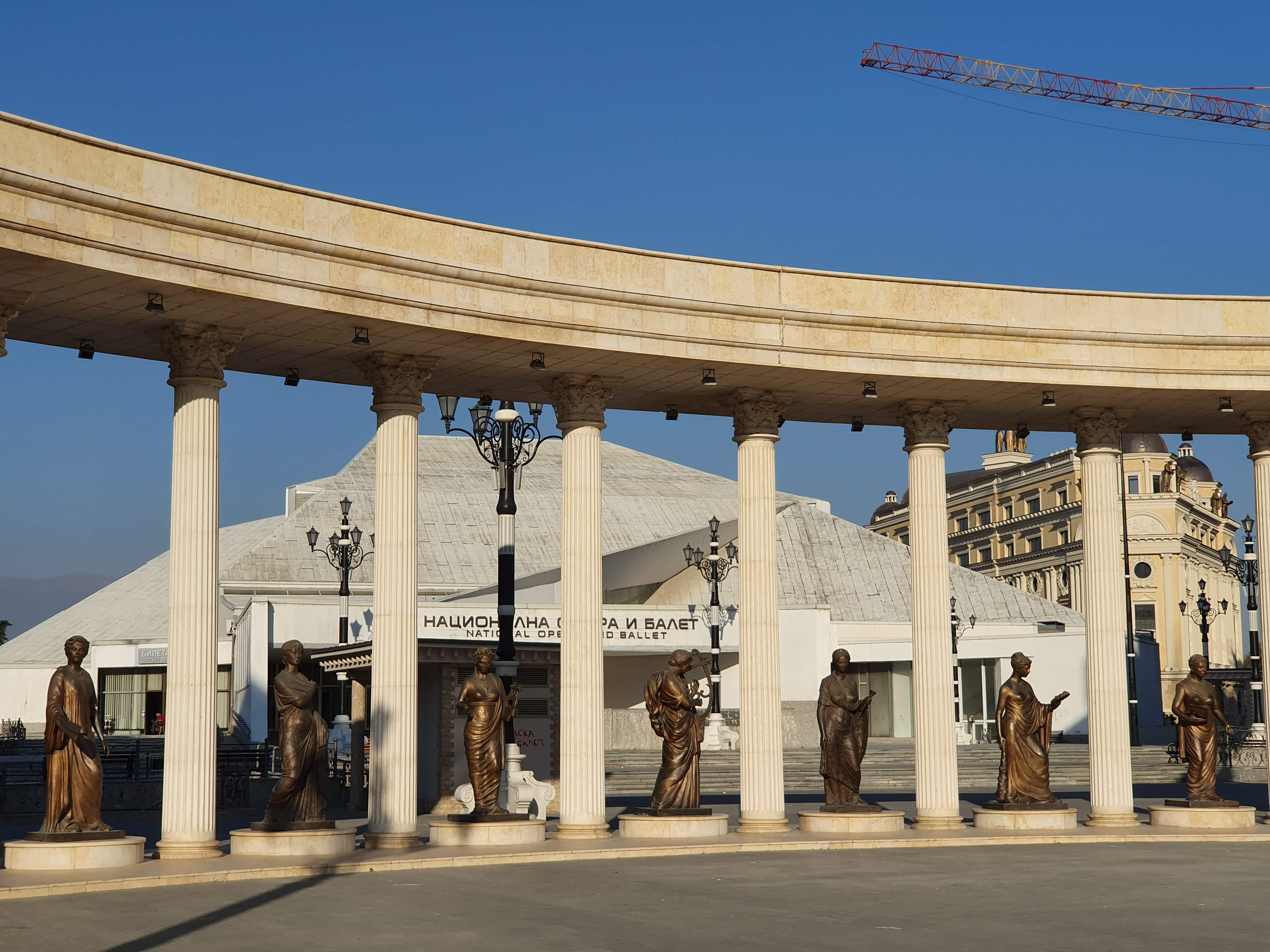 A rengeteg szobor mögött található a Városi Operaház és Balettintézet 