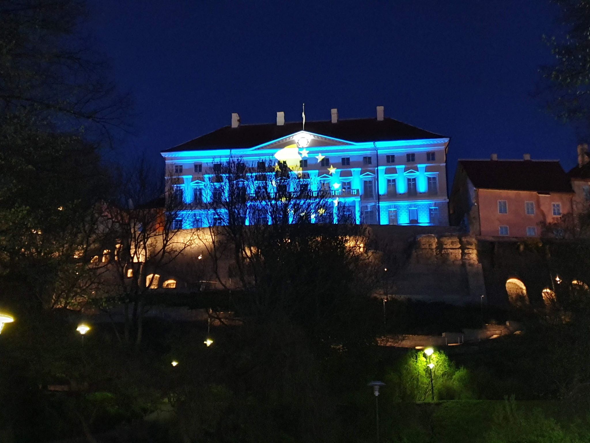 A Parlament épületére vetített EU zászló óraként funkcionál