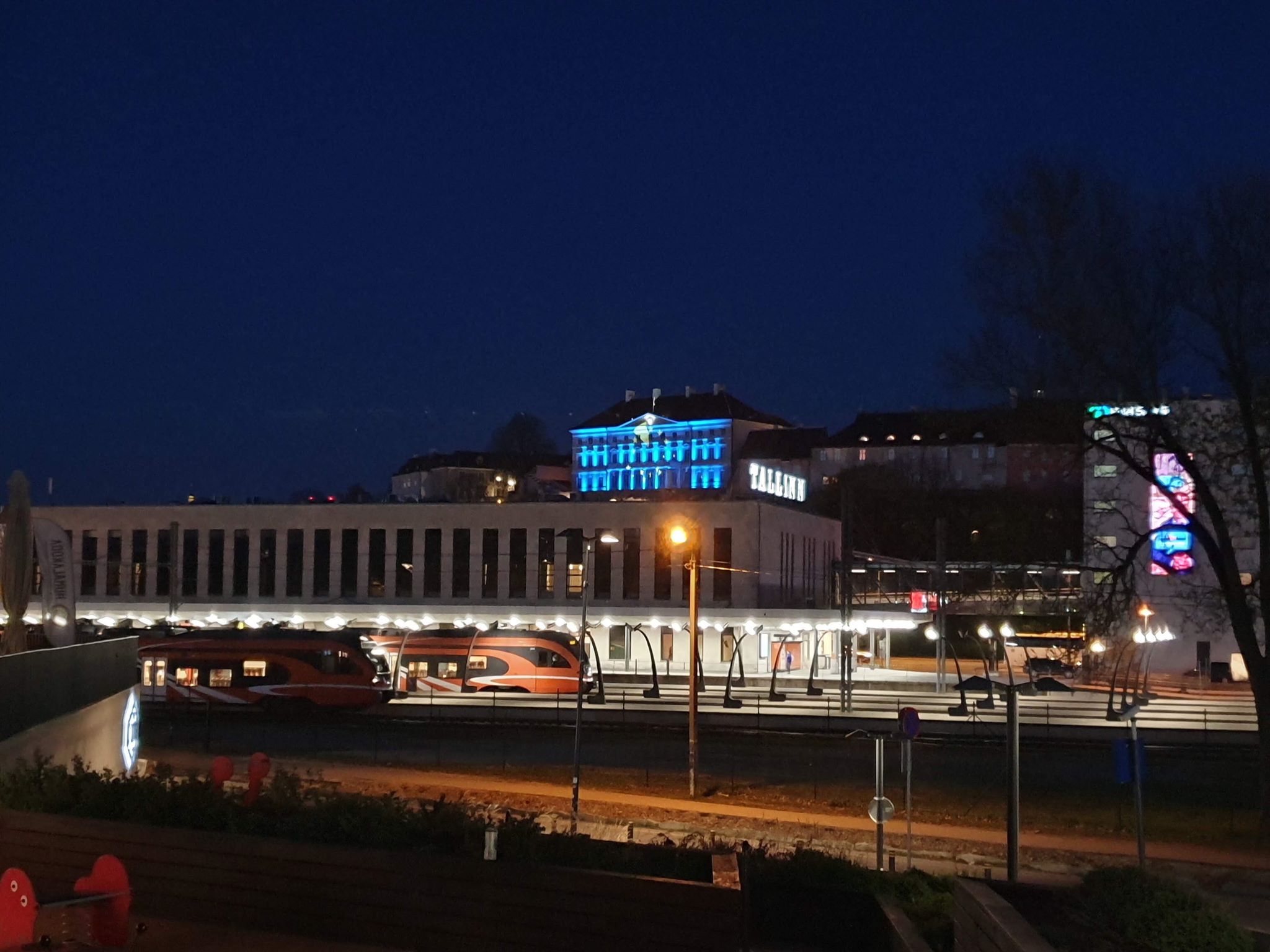 Elől a vasúti pályaudvar, mögötte pedig a Parlament épülete