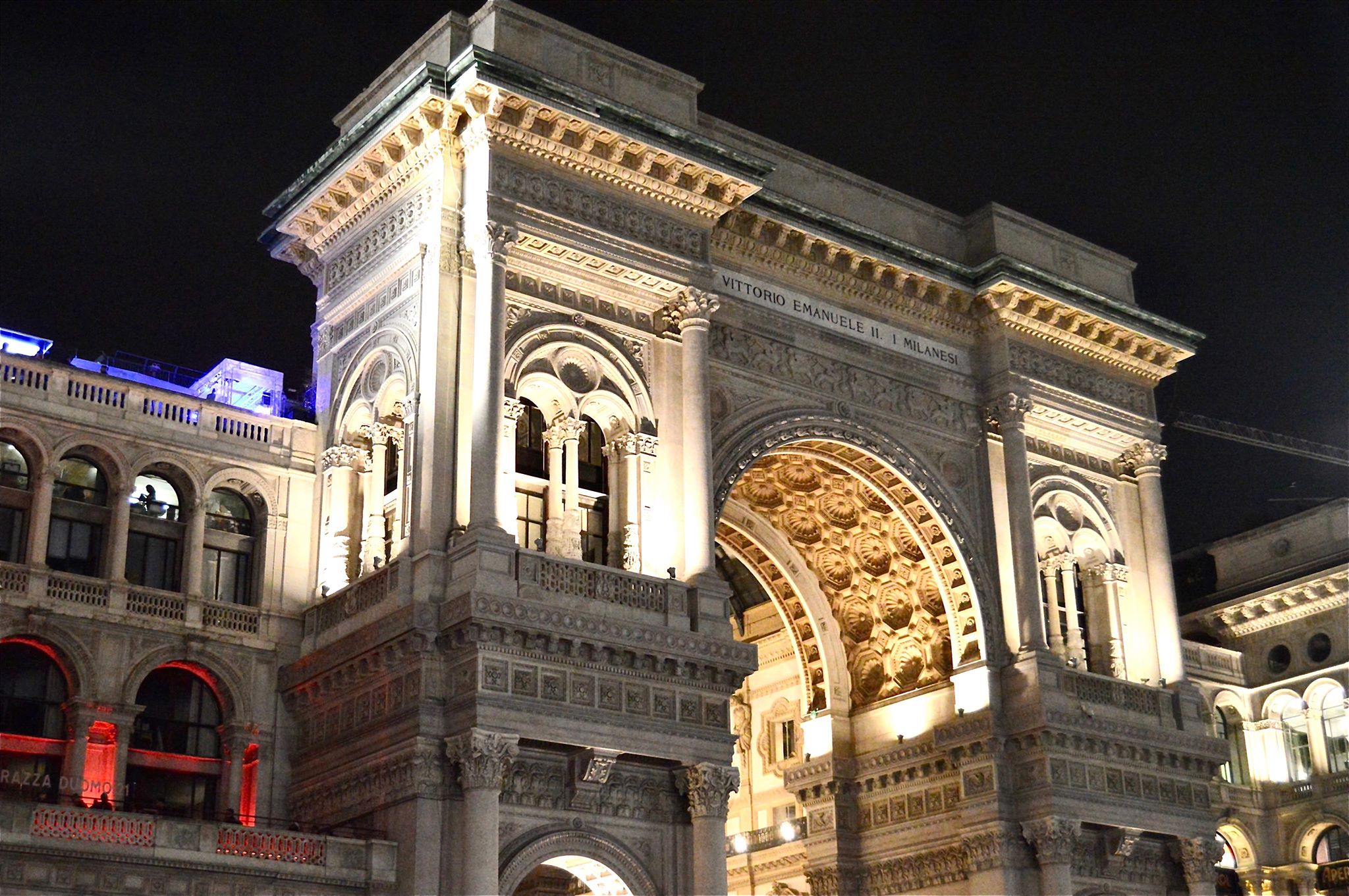 A Galleria Vittorio Emanuele II összeköti a város főterét a Piazza del Duomót a Piazza della Scalával.
