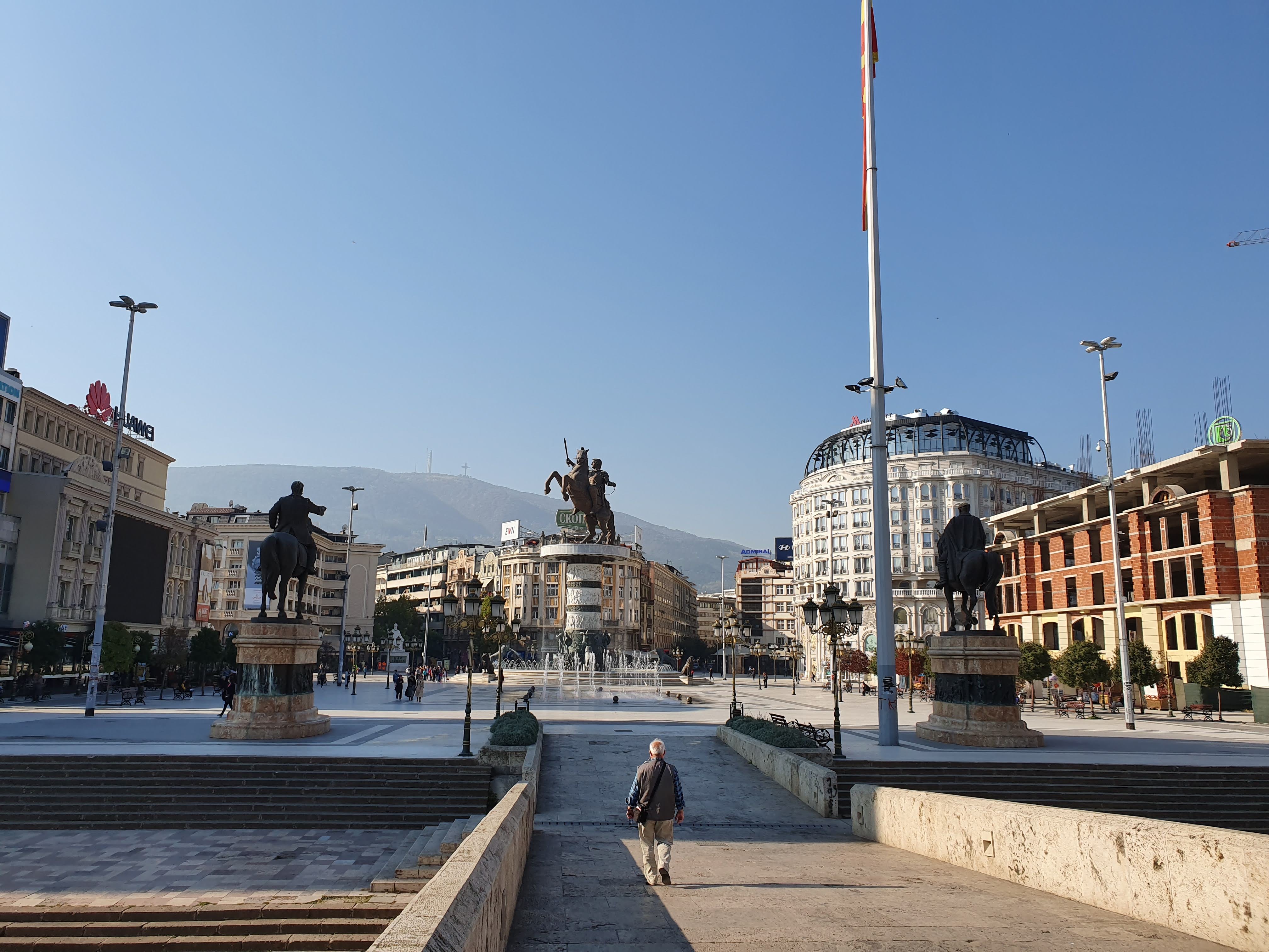 A város centruma és egyik legfőbb látványossága a Nagy Sándor szobor. <br />Görög tiltakozás miatt hivatalosan ‘csak‘ A harcos nevet viseli.