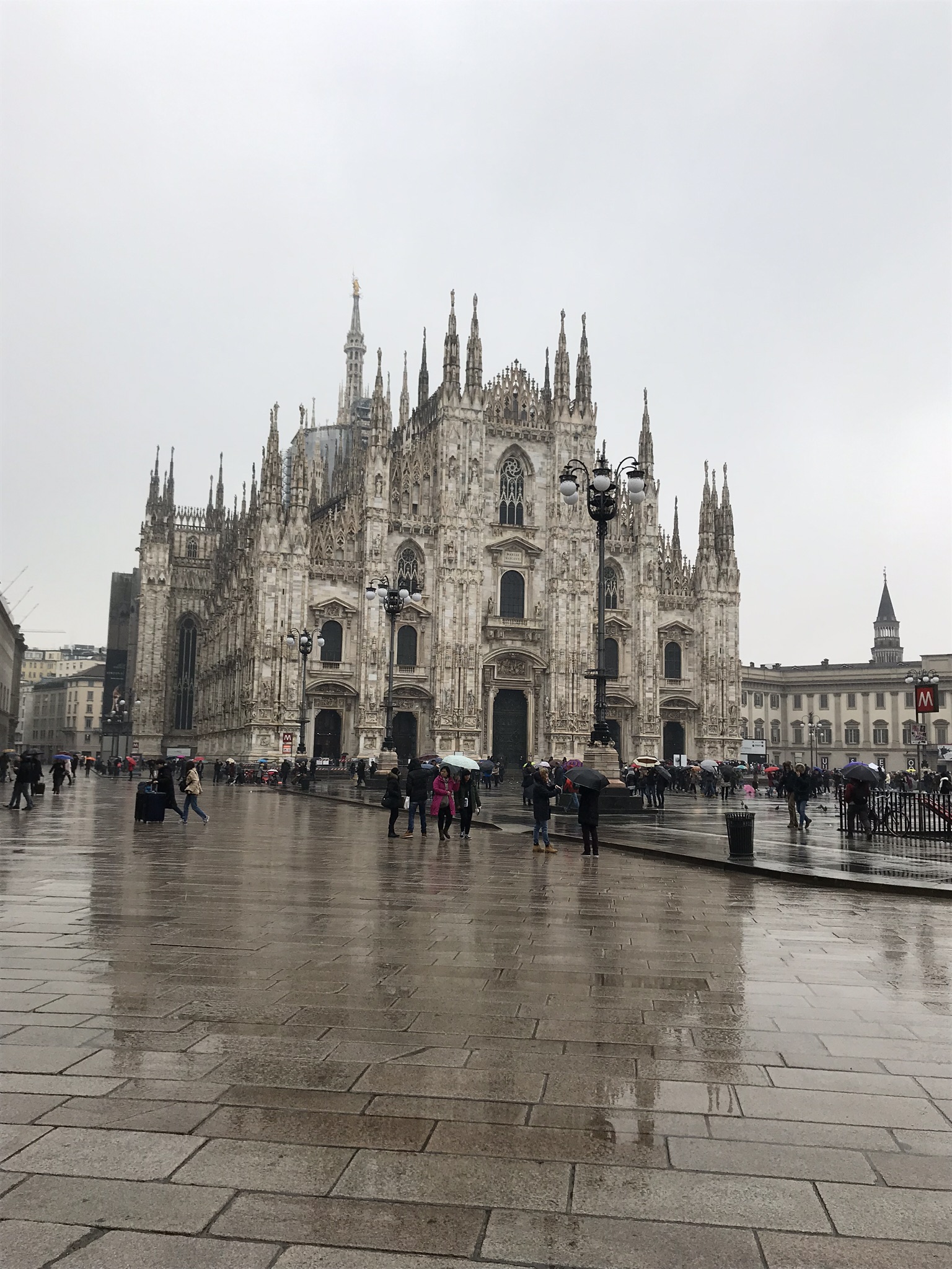 A milánói dóm a város legnagyobb és leghíresebb egyházi építménye. Olaszország második legnagyobb temploma.