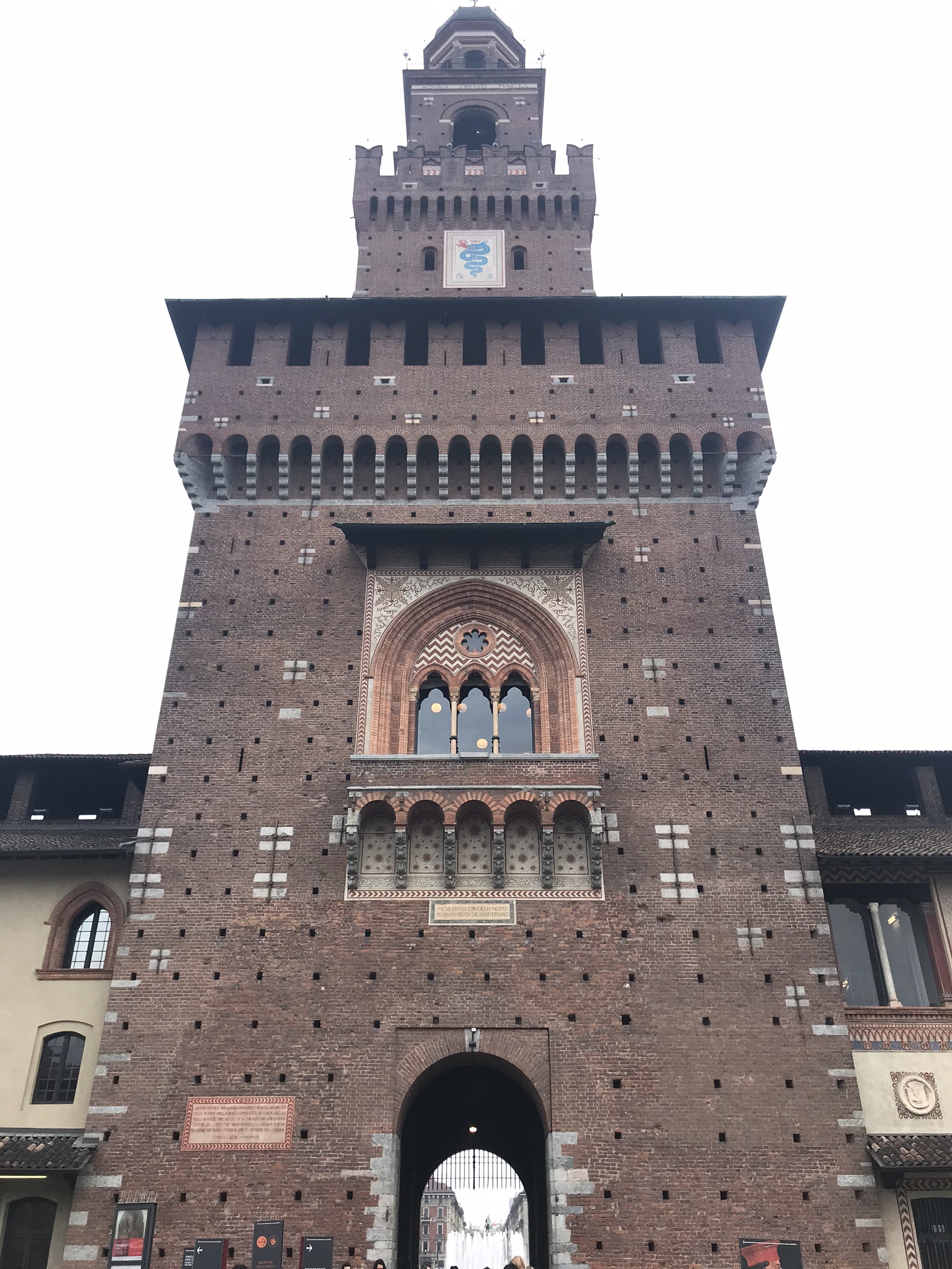 A négyzet alaprajzú építmény egykoron a milánói hercegek rezidenciája volt. Korábban Castello di Porta Giovia néven volt ismert, a középkori városfal egyik kapujáról nevezték el, amelynek a közelében állt. Mai nevét a 19. század eleji restaurálások során kapta, amikor az építmény a város tulajdonába került.