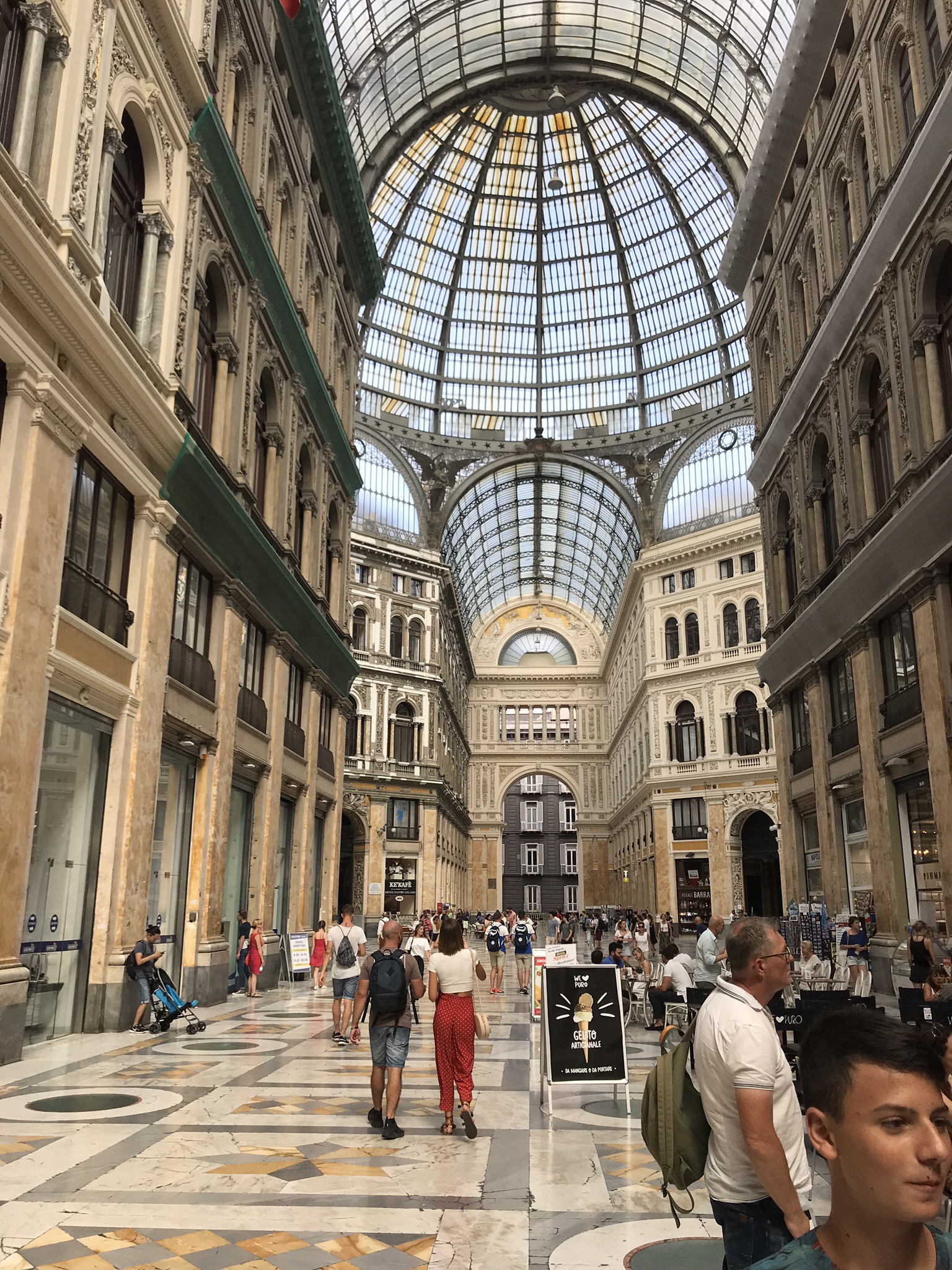 A Galleria Umberto egy passzázs, amelyet a milánói Galleria Vittorio Emanuele II. mintájára építettek 1887 és 1891 között.