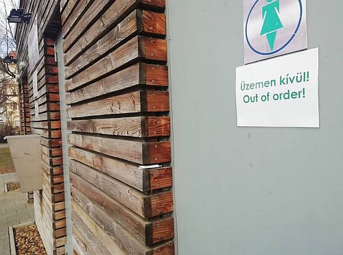 wc_uezemen_kivul.jpg