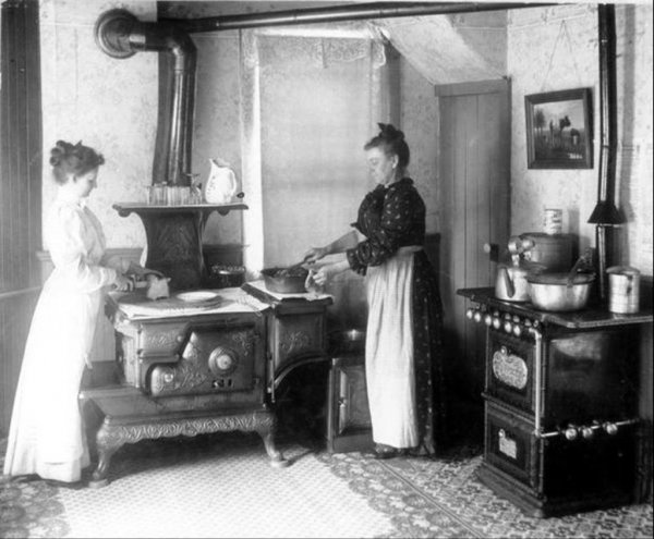 retro-women-in-kitchen-18921