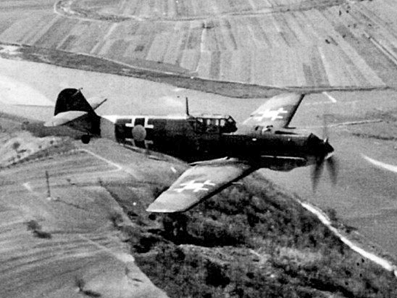 messerschmitt_bf_109e_of_the_slovak_air_force_over_slovakia_1.jpg