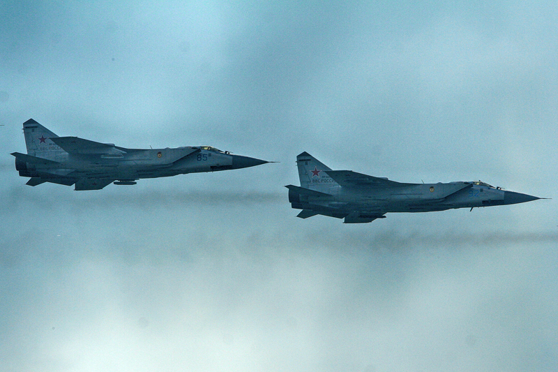 mikoyan_mig-31_foxhound_formation_zhukovsky_2012_8710851439.jpg