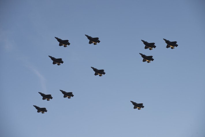 norwegian-f-35-11-ship-formation.jpg