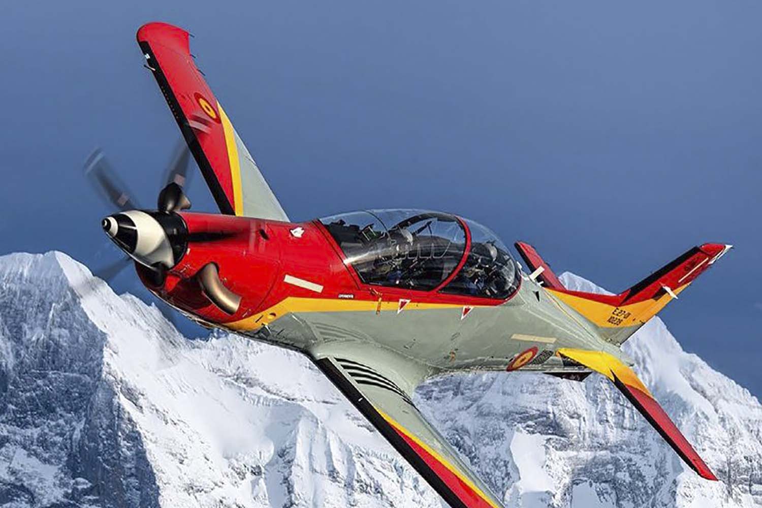 pilatus-pc21-vuelo-alpes.jpg