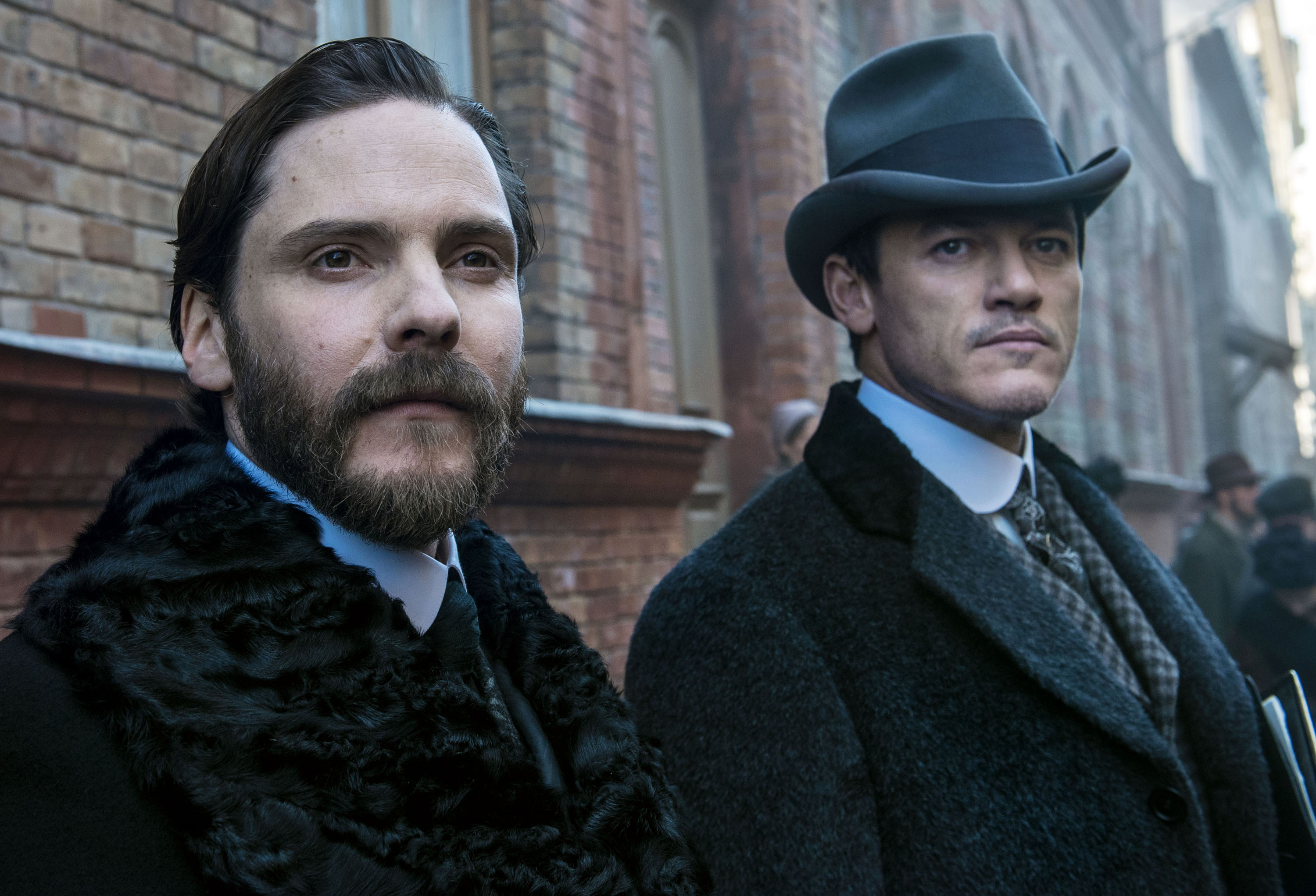 the_alienist_daniel_bruhl_luke_evans.jpg