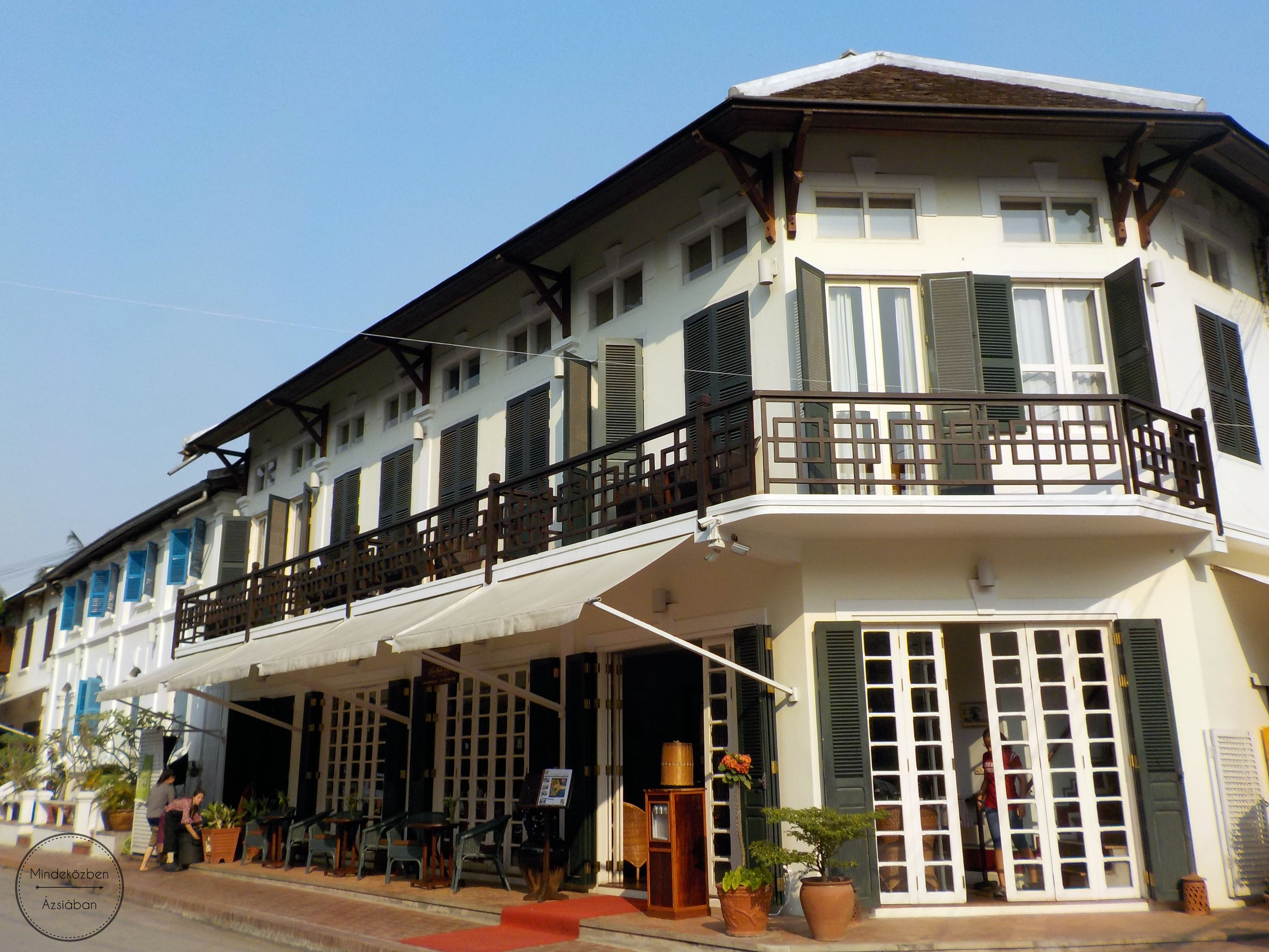 A Mekong partján sorban sorakoznak a francia gyarmati stílusban épült házak. 
