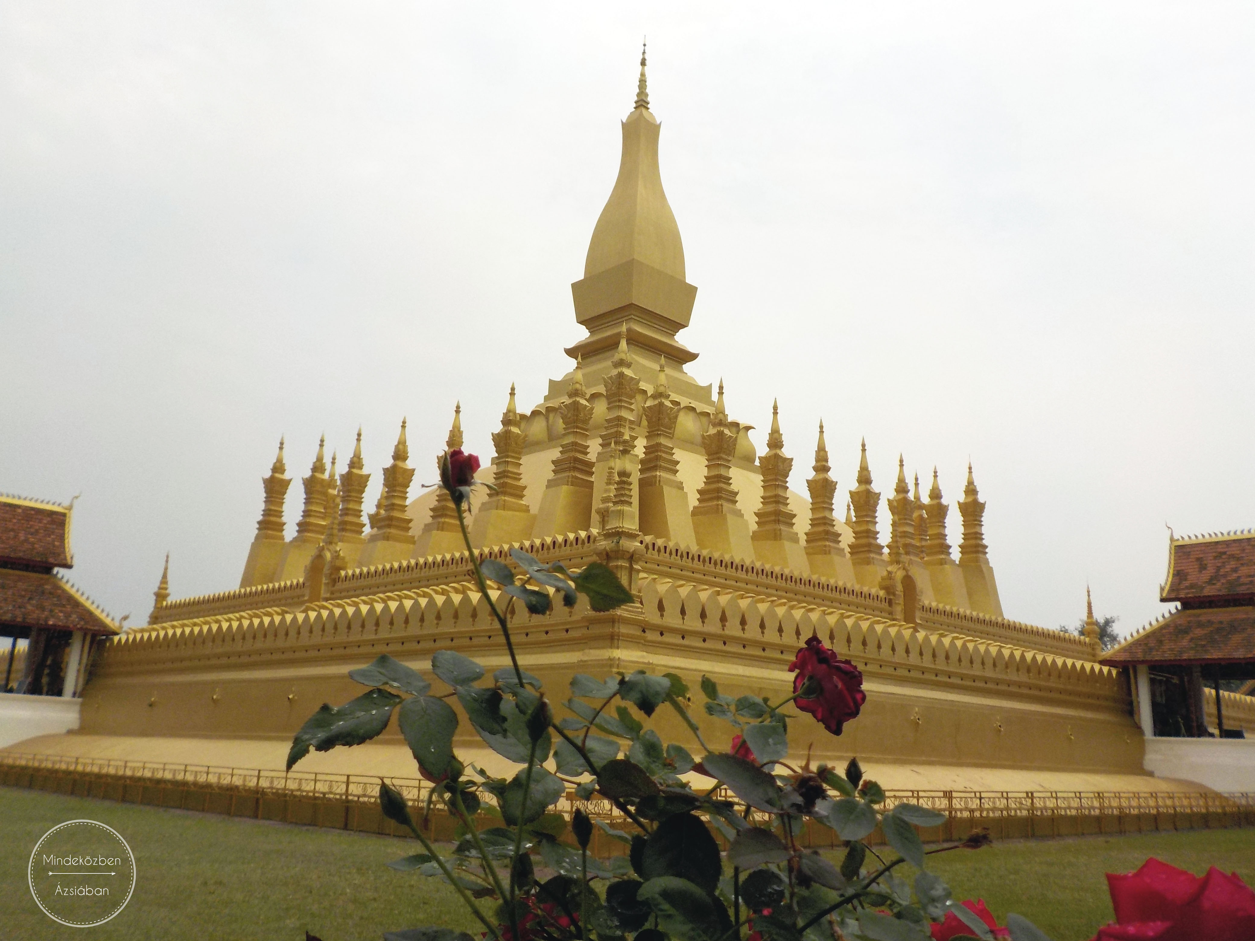 Laosz jelképe a híres Pha That Luang. 