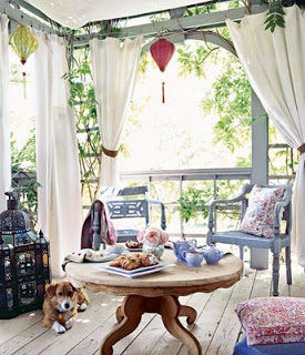 outdoor dining_porch curtains white grey moroccan lantern blue natural red summer_perfectlycontent_photos Michael Skott_tradtional home.jpg