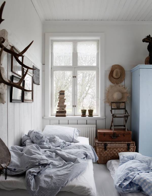 Scandinavian-country-style-blue-white-bedding-600x774.jpg