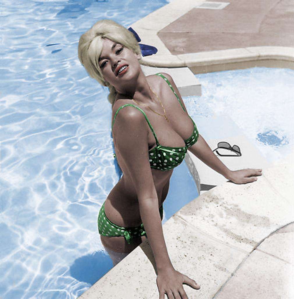 jayne-mansfield-in-green-polka-dot-bikini-photo-u1.jpg