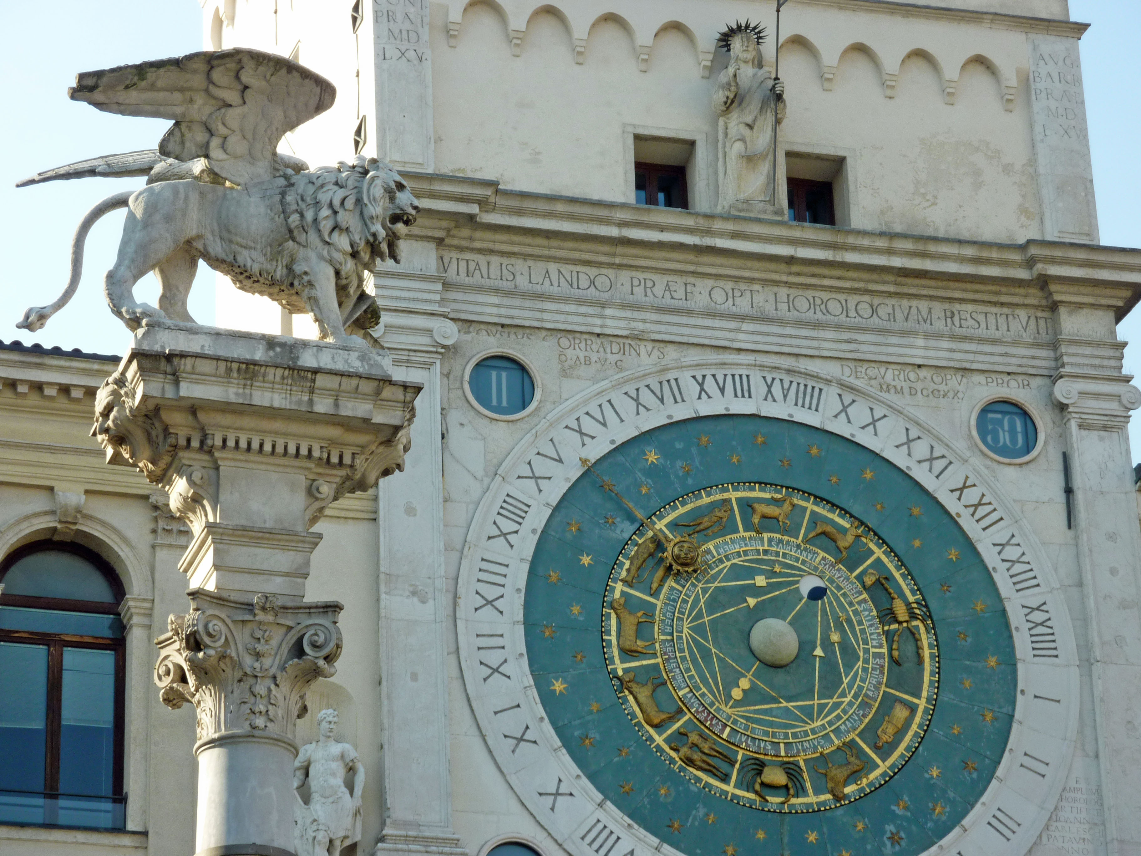 Clock_tower_and_Lion_of_St._Mark_in_Padova_-_just_like_the_ones_in_Venice.jpg