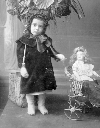 Kislány babával Fortepan 1904.jpg