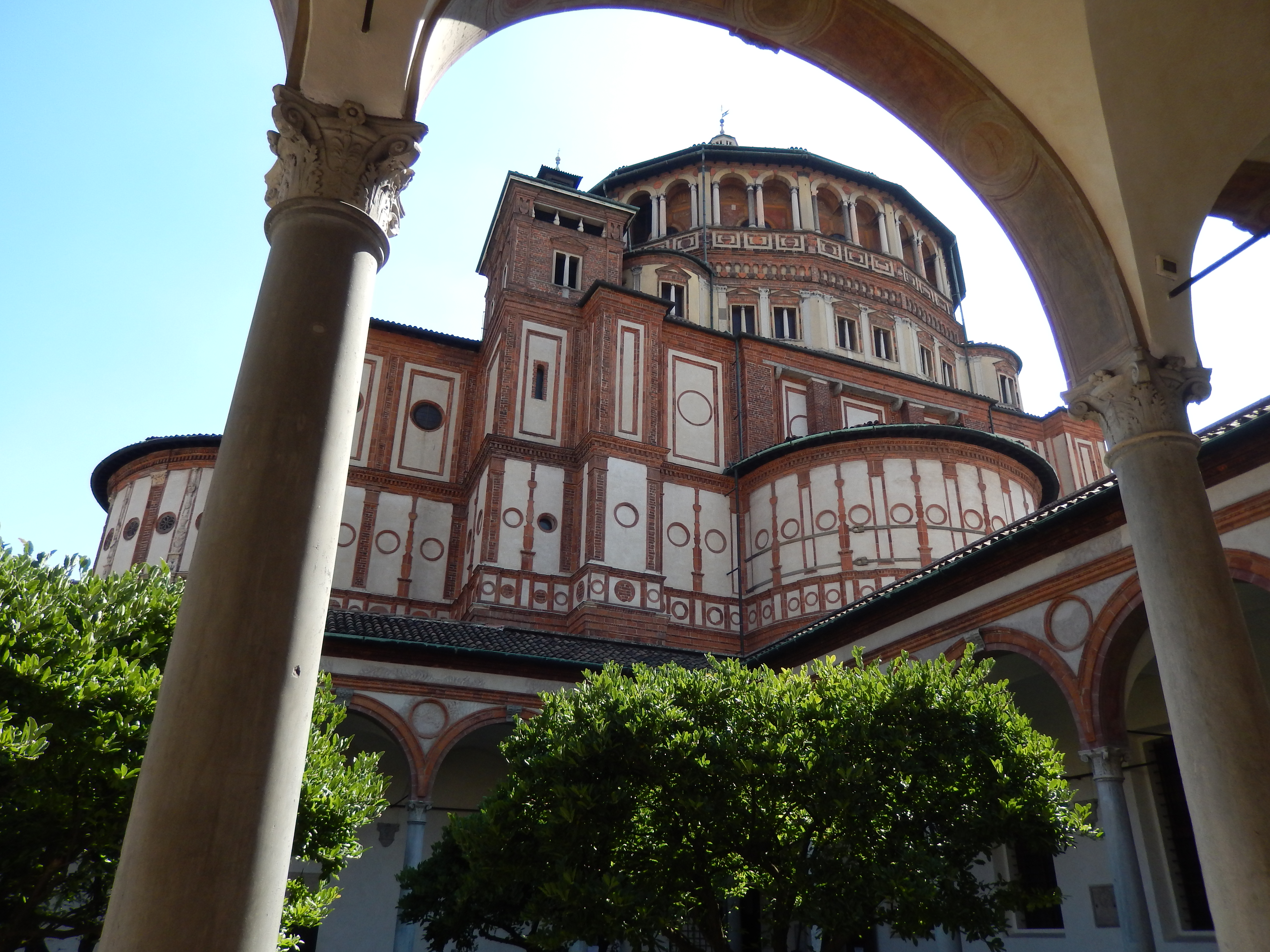 A Santa Maria delle Grazie-templom a domonkos kolostor udvarából