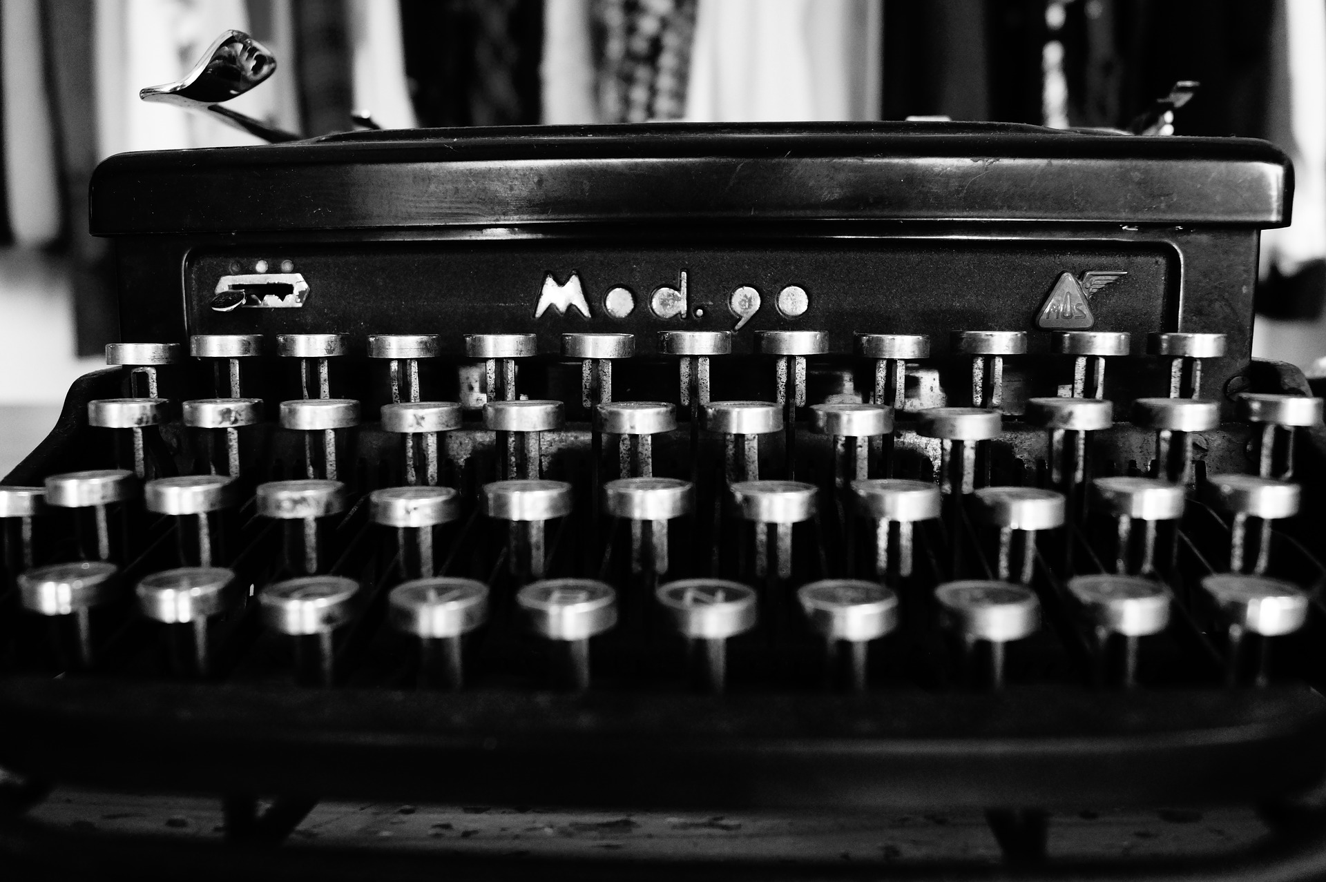 typewriter-1627197_1920.jpg