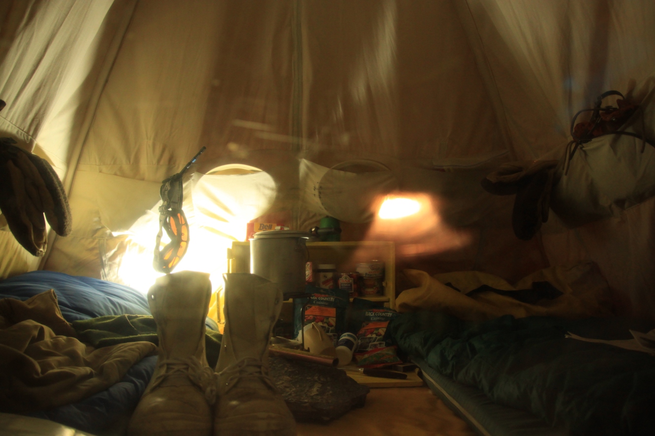 Ilyen sátorban alszanak a kutatók, ha a fűtött táboroktól messze végeznek munkát. Csak a nyári hónapokban használják.