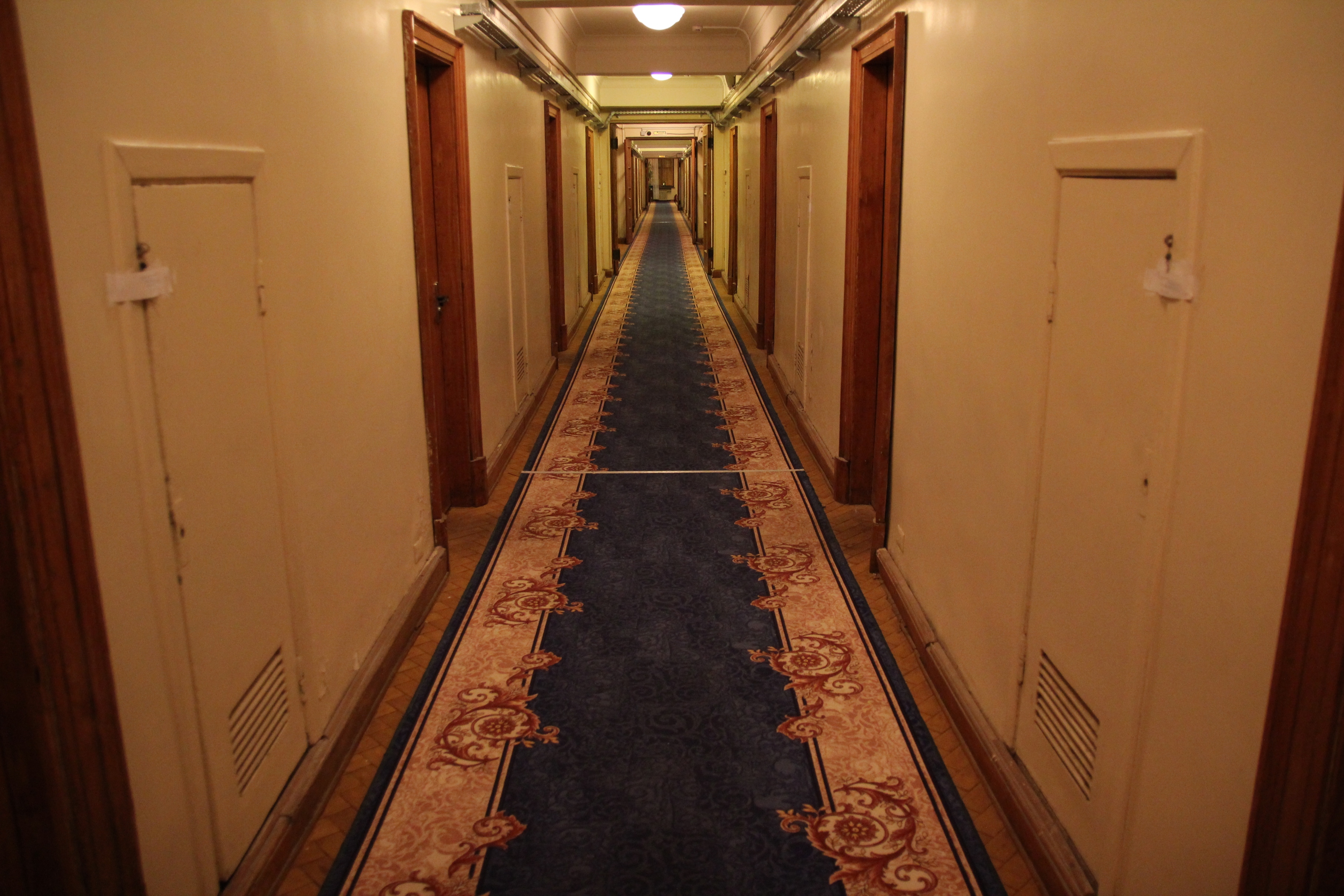 A folyosónkon kiválóan lehet Benny Hill/ Scooby Doo/ Ragyogás jeleneteket forgatni. Figyeljük csak a plombákat az ajtókon!