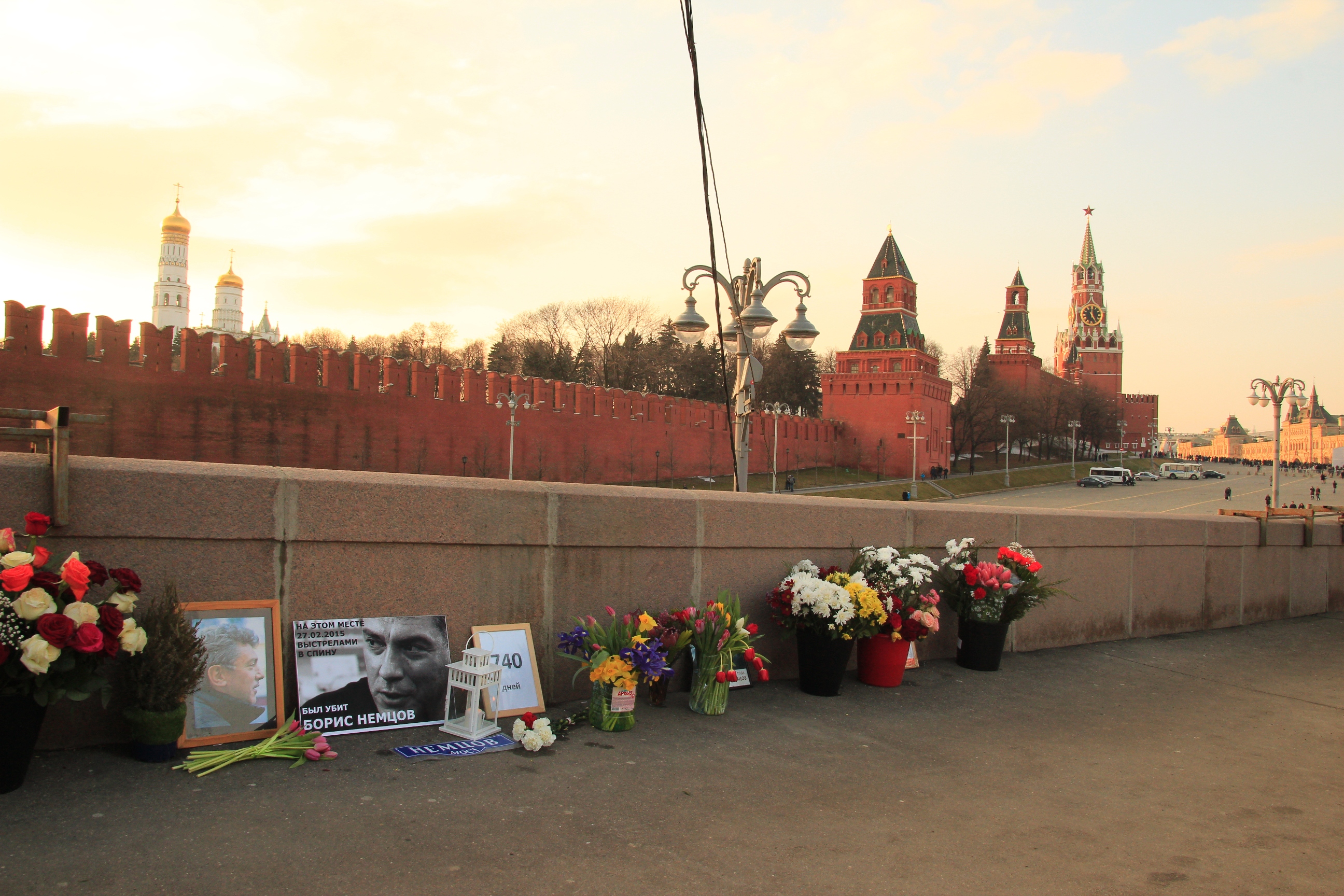 Borisz Nyemcovot ezen a helyen ölték meg, engem pedig egyerősen alkoholos illatú hölgy állított meg, mert tudni akarta mégis miért fényképezek.