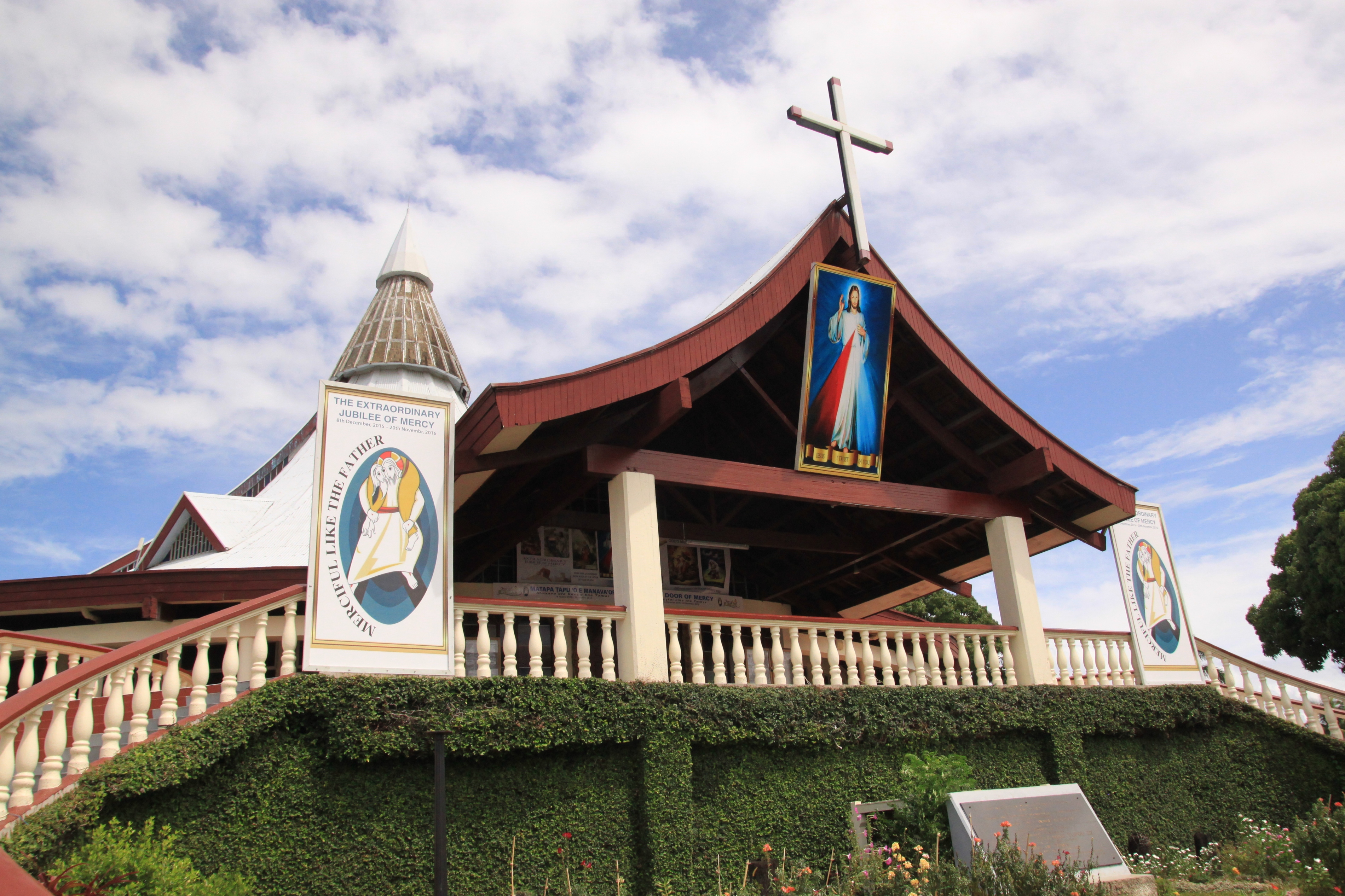 A Páduai Szent Antal-Bazilika. a beavatottaknak ismerős lehet az Irgalmasság évének jelképe, amit hazánkban is láthattunk a római katolikus templomokban.