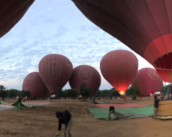 Bagan - Pagoda portya földön és égen