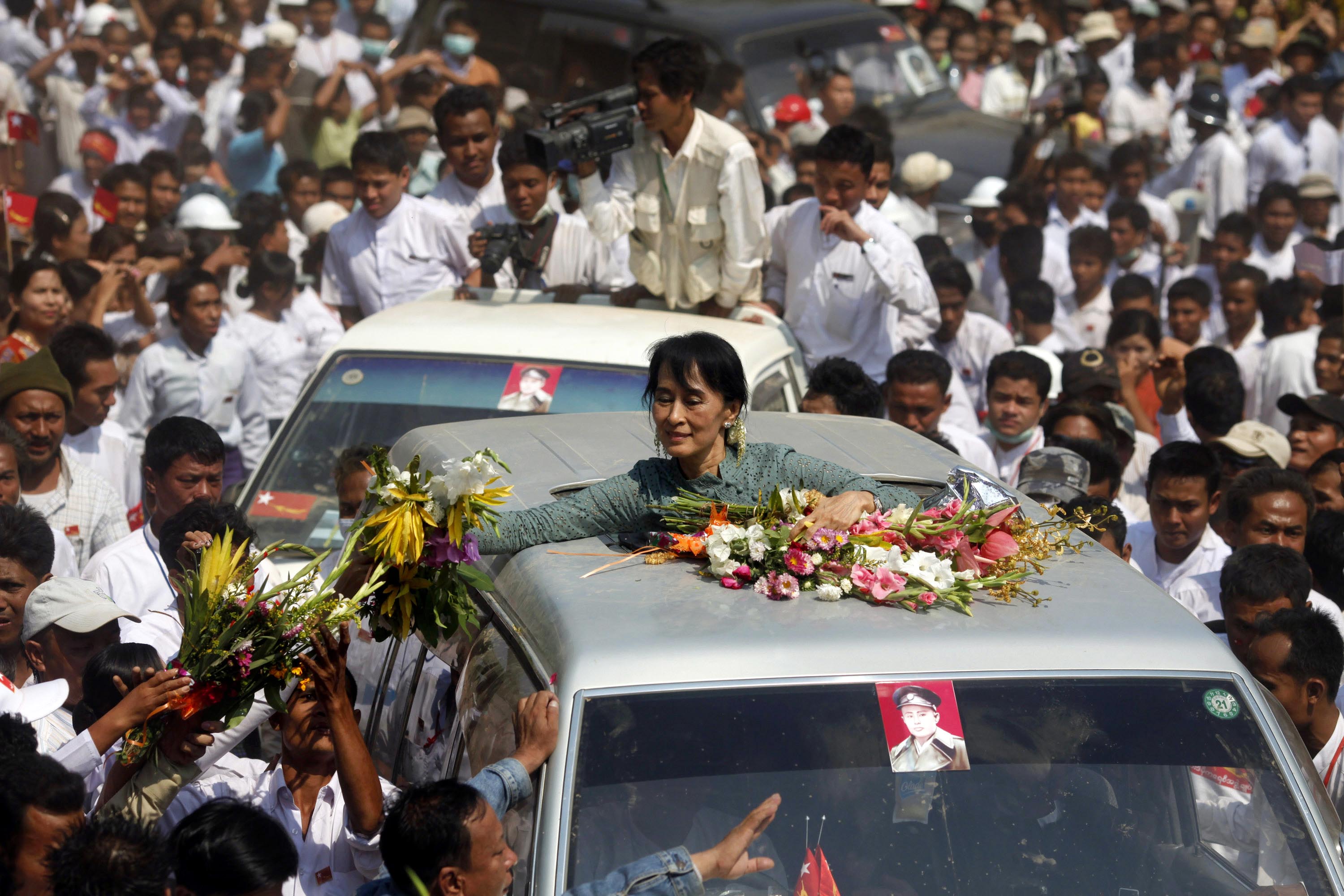 aung-san-suu-kyi-greeted-by-supporters-data.jpg