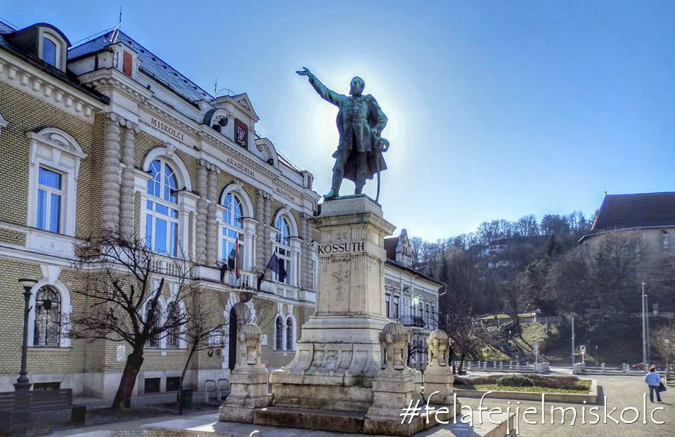 László G. Szentiványi- Kossuth szobor háttérben az Akadémia épületével