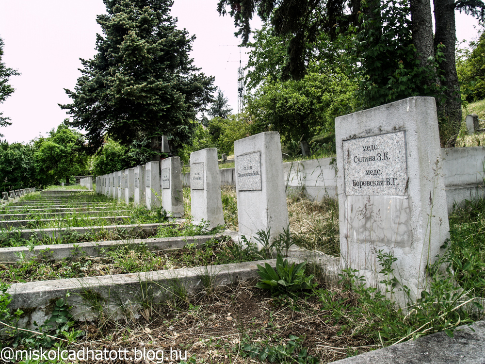 A szovjet sírok keményen állják a sarat, bár már többször kellett őket renoválni.