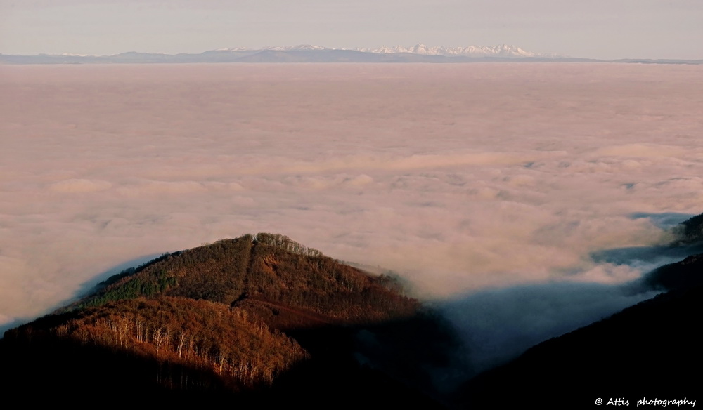 a_bukk_eszaki_oldalan_hatterben_a_magas-tatra.jpg