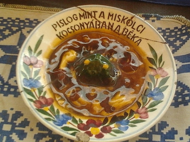 ,,Úgy pislogsz, mint a miskolczi kocsonyában a béka!"