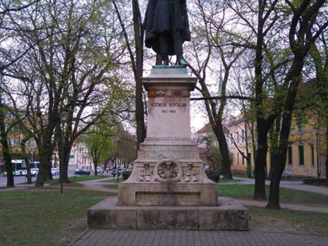 Szemere Bertalan (1812-1869) szobra a Szemere-kertben