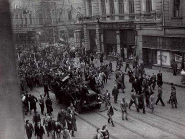 Az '56-os sortűz egy katona szemével - interjú Ondrasek Ivánnal