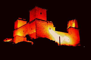 A Diósgyőri vár esti díszvilágítása