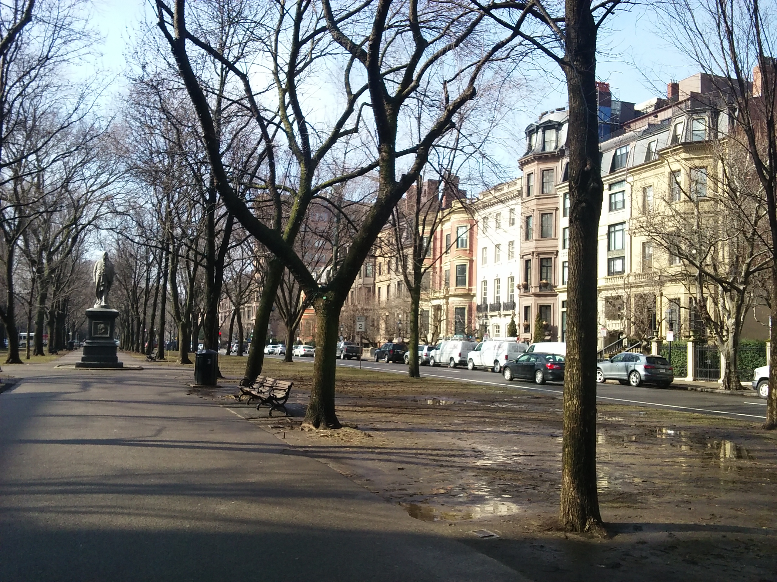 Boston utcán. Ez éppen a Commonwealth Avenue.