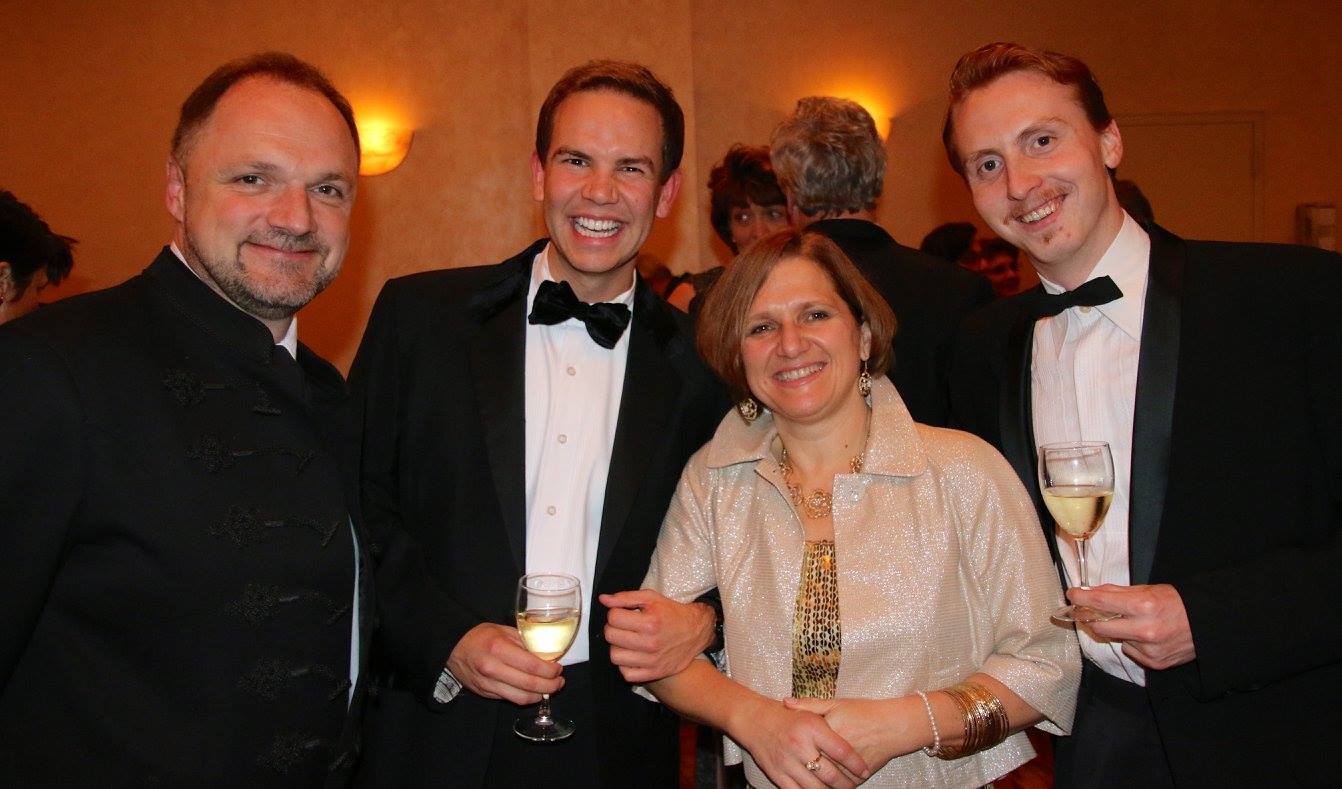 Pózolás Pigniczky Esztivel, Mojzes Gergővel (CTP) és a nagykövet asszony férjével, Ferencz Szabolcscsal