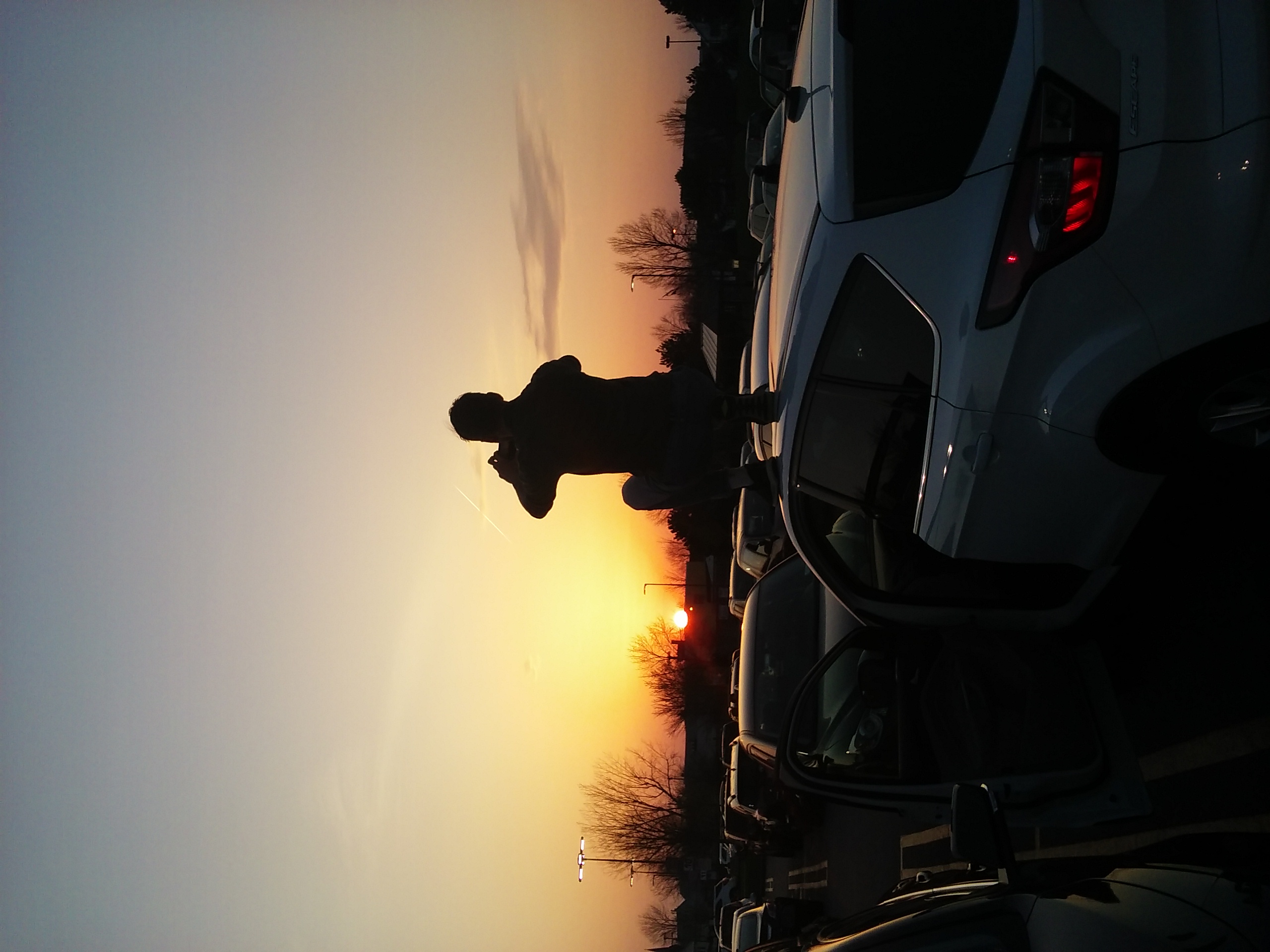 Kálmán a kocsi tetején naplementét fotóz. Vagy inkább nap-jobbra-mentét...
