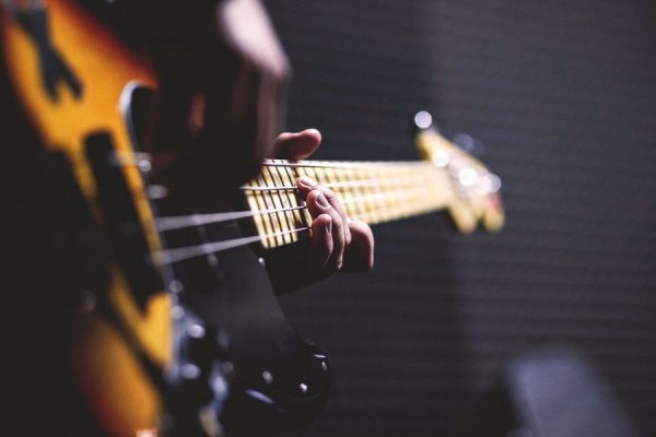 picography-playing-electric-bass-guitar-small-600x400.jpg