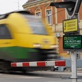Közlekedésbiztonsági információs táblákat helyezett el a GYSEV a vasúti átjárókban