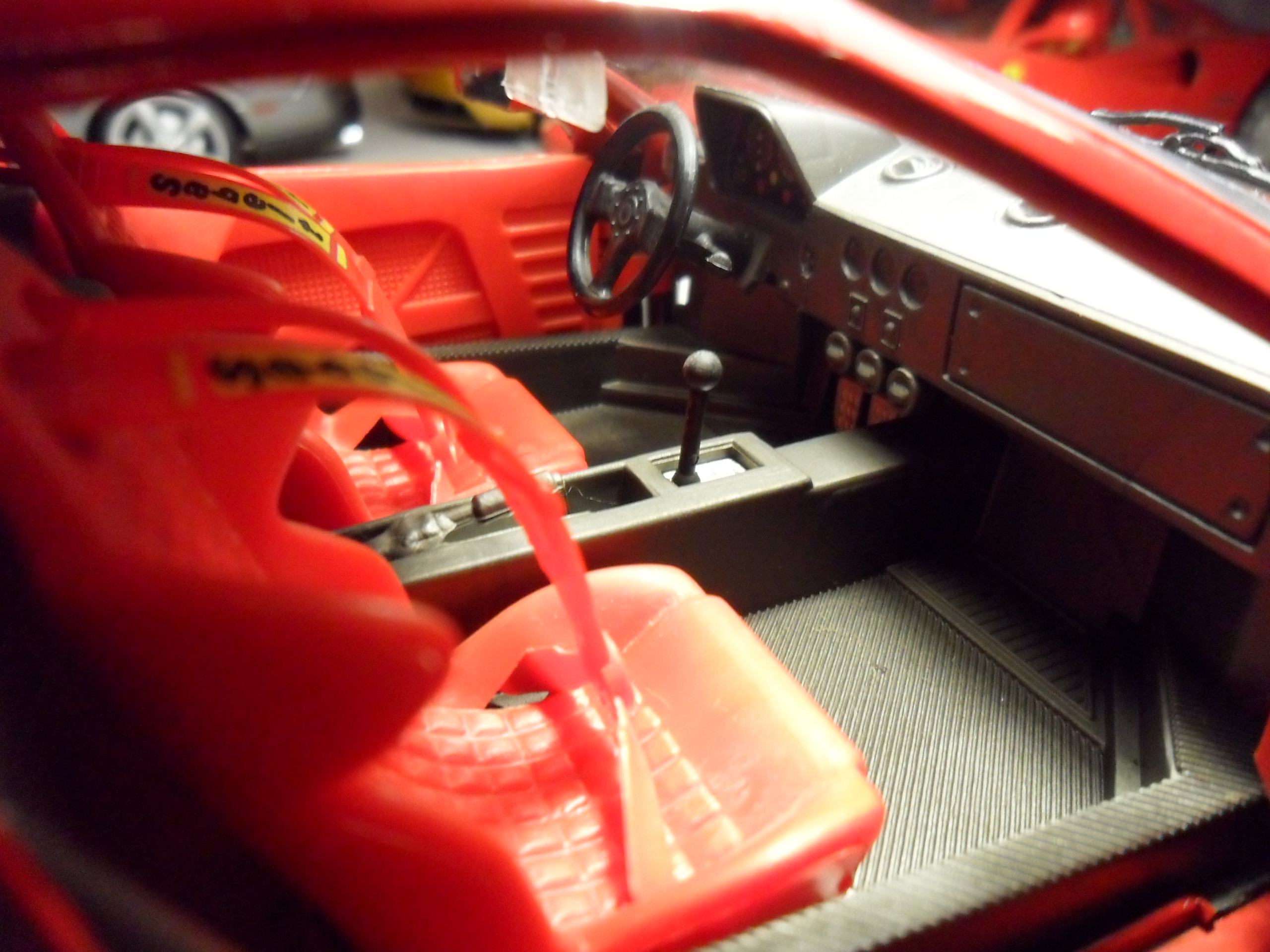Ferrari F40 Polistil vs Burago 1-18 (11).JPG