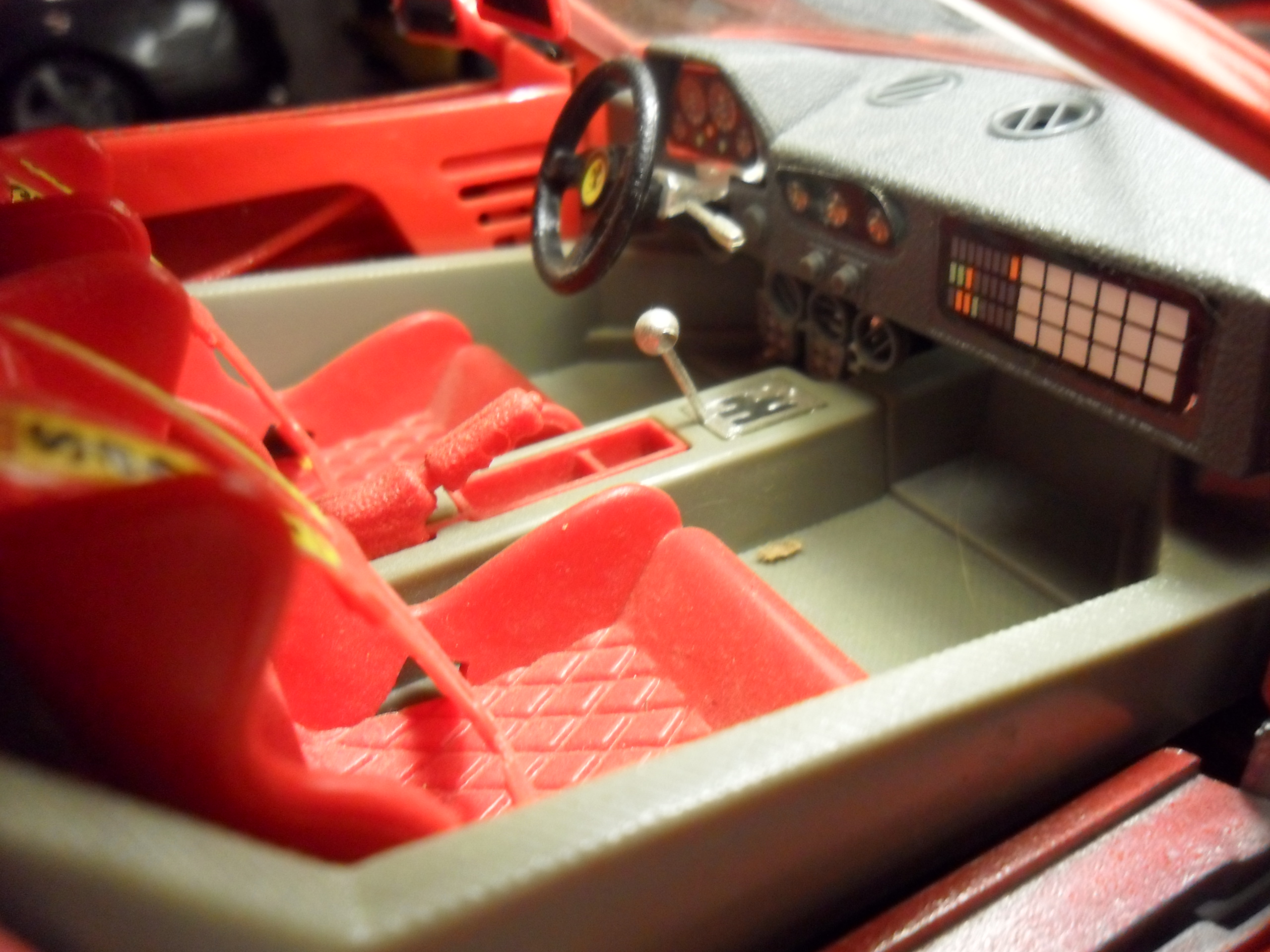 Ferrari F40 Polistil vs Burago 1-18 (19).JPG