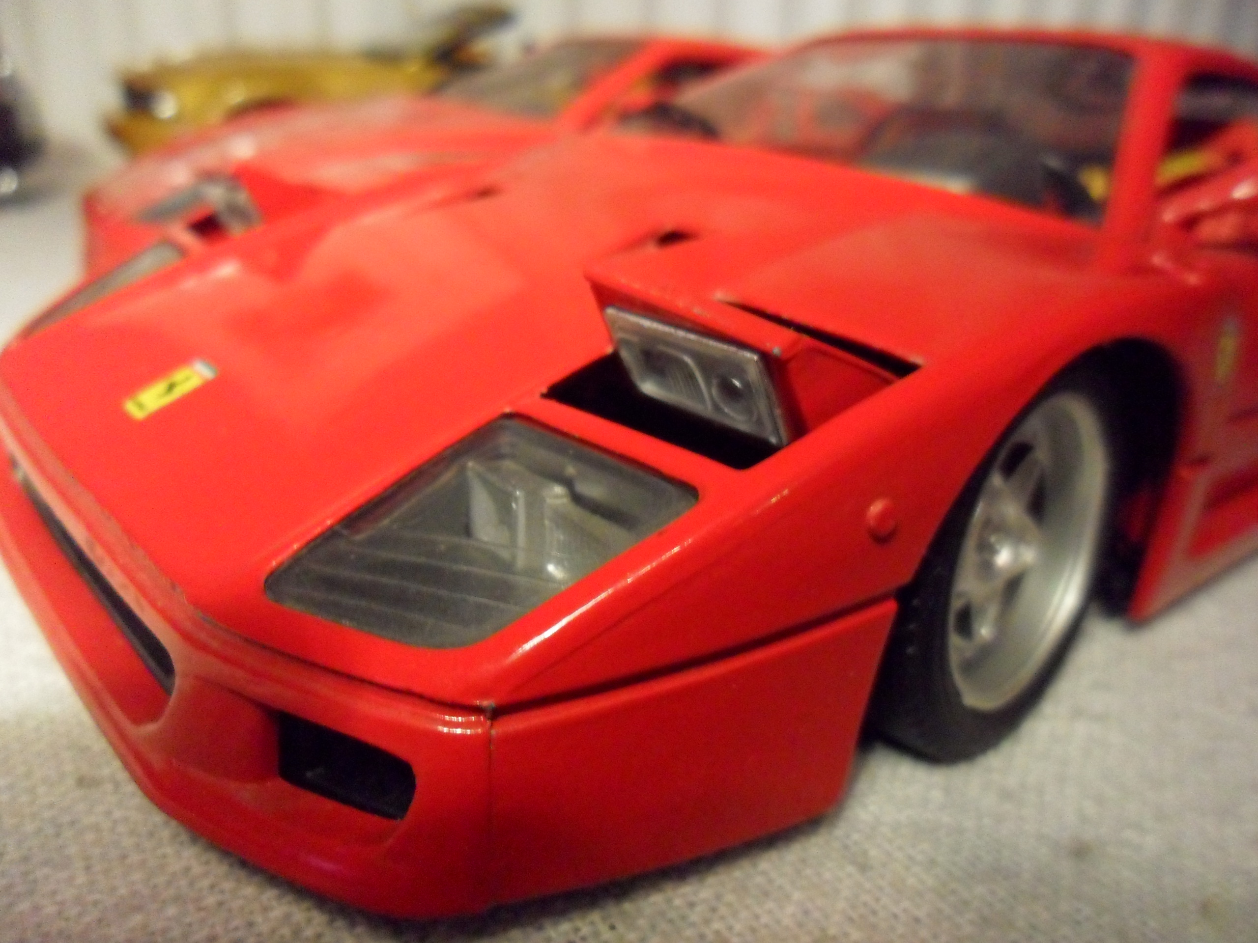 Ferrari F40 Polistil vs Burago 1-18 (7).JPG