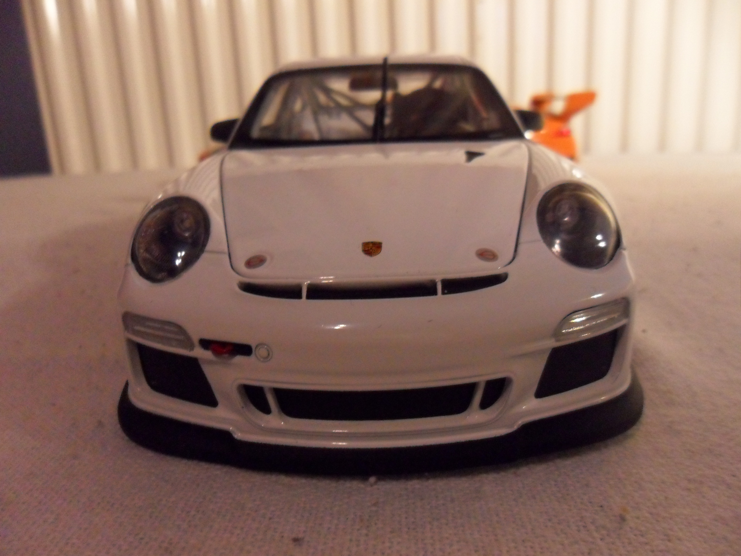 Porsche 911 GT3 CUP  Welly 1-18 (11).JPG