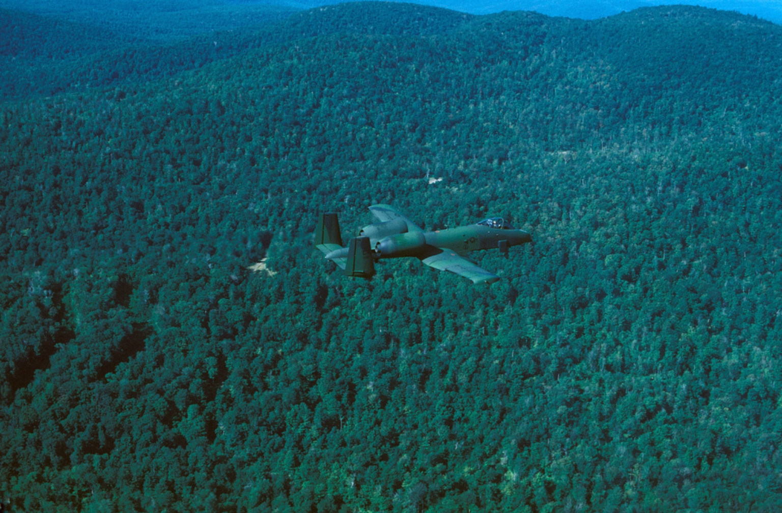 air-to-air_right_side_view_of_a_connecticut_air_national_guard_a-10a.jpg