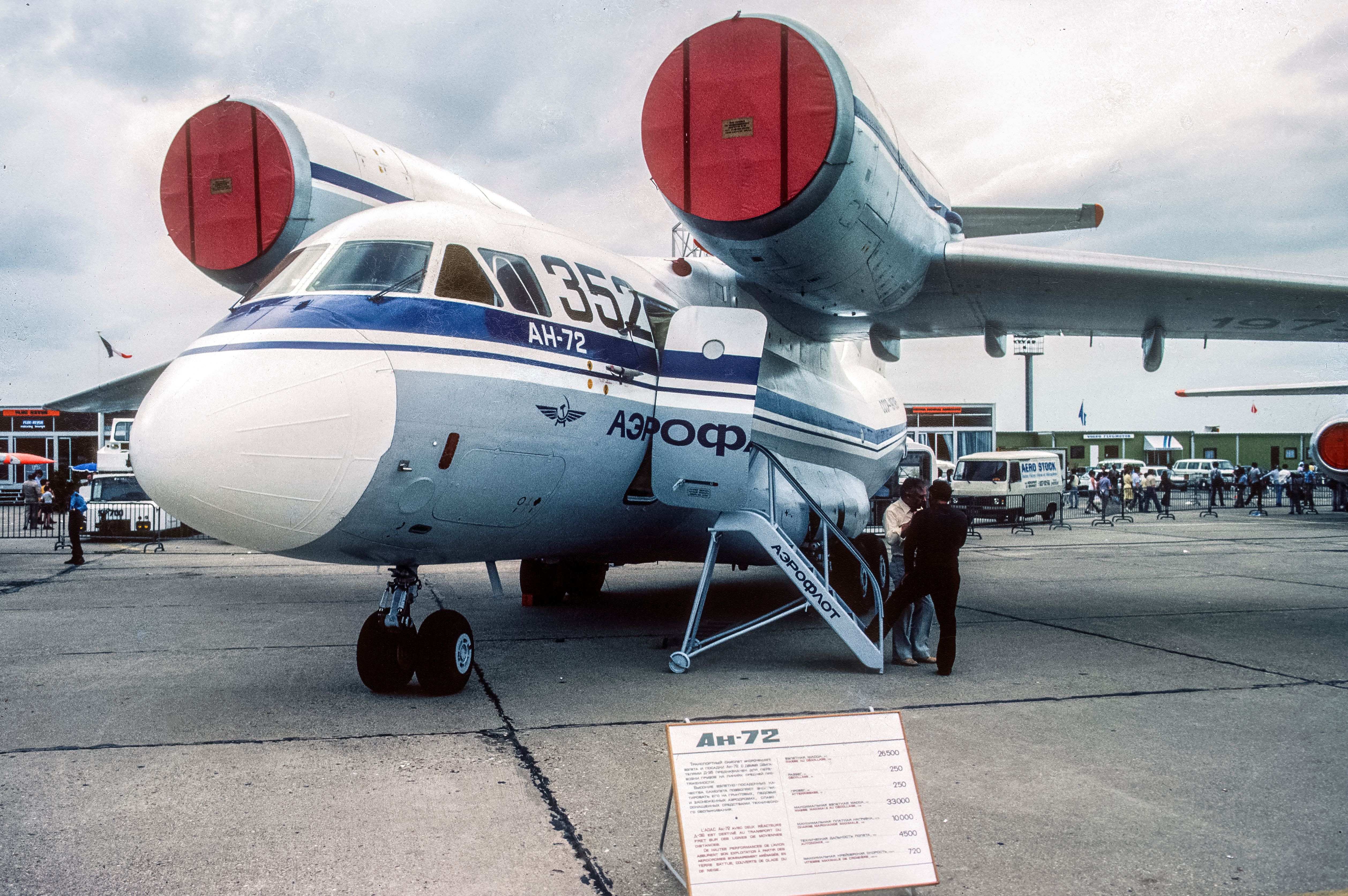 an-72_cccp-19795_at_paris_air_show_1981_k.jpg